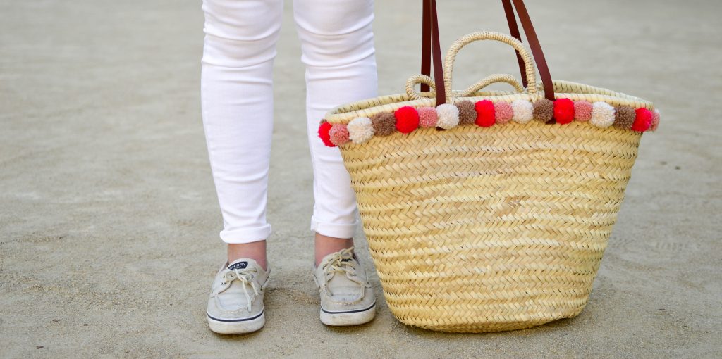 PANTALON BLANC & PANIER A POMPONS